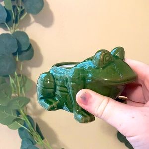 Cute frog set comes with frog candle and three decorative frogs